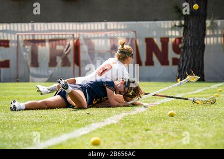 Southern California Frauen von Troy Verteidigerin Natalie Byrne (8) und California Golden Bears Angreiferin Susie Ropp (5) während eines NCAA Lacrosse Matches, Sonntag, 8. März 2020, in Los Angeles, Kalifornien, USA. (Foto von IOS/Espa-Images) Stockfoto