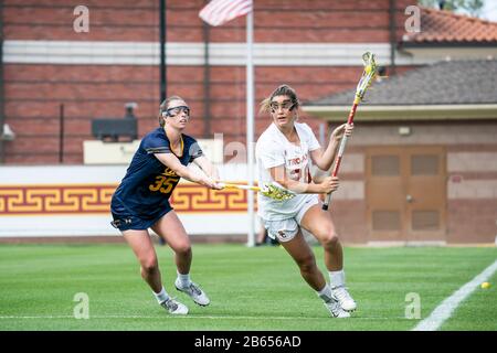 Die südkalifornischen Frauen des Troy-Verteidigers Kaleigh Brennan (28) werden von dem kalifornischen Golden-Bears-Angreifer Quinnlyn Mason (35) während eines NCAA-Lacrosse-Matches, Sonntag, 8. März 2020, in Los Angeles, Kalifornien, USA, verteidigt. (Foto von IOS/Espa-Images) Stockfoto