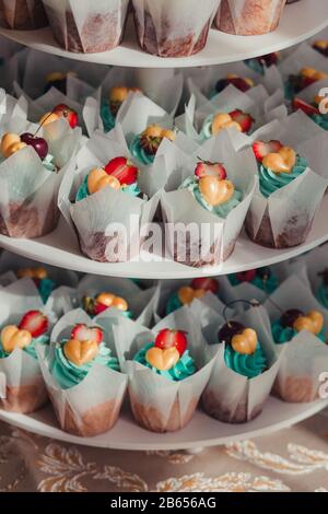 Hochzeitstorte mit Blumenkuchen an der Rezeption Stockfoto