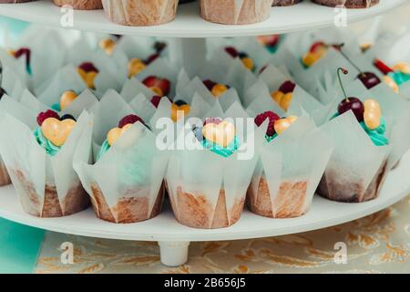 Hochzeitstorte mit Blumenkuchen an der Rezeption Stockfoto