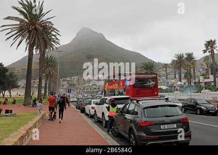 Red Sightseeing-Tour-Bus in Victoria Road Camps Bay, Kapstadt, Südafrika. Stockfoto