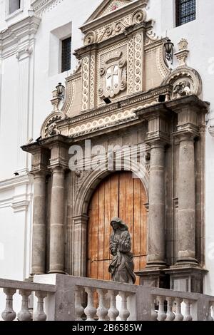 Tür zur Santo Domingo Kirche Quito, Ecuador Stockfoto