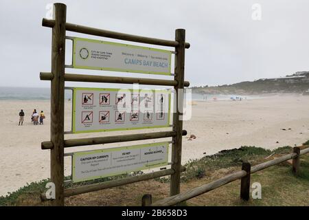 Camps Bay Beach, Victoria Road, Camps Bay, Kapstadt, Südafrika. Stockfoto