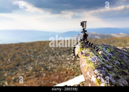 Kompakte Action-Kamera, die auf einem flexiblen Stativgorilla auf Felsen in den Bergen montiert ist Stockfoto