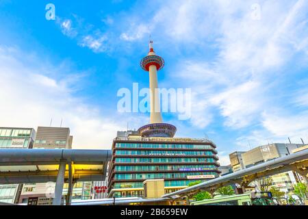Kyoto, Japan - 27. April 2017: Kyoto Tower Hotel Gebäude mit Aussichtsplattform über der Spitze und der Basis von Leuchtturm-förmig, von Kyoto aus gesehen Stockfoto
