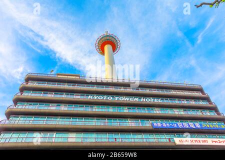Kyoto, Japan - 27. April 2017: Perspektivischer Blick auf das Kyoto Tower Hotelgebäude mit Aussichtsplattform über der Spitze und dem Sockel von Leuchtturmform, in Stockfoto