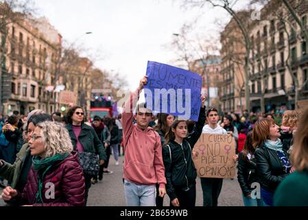 Der internationale Frauentag ist ein wichtiges Datum für die feministische Bewegung, in der überall Demonstranten marschieren Stockfoto