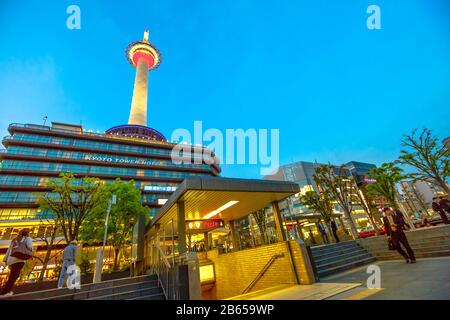 Kyoto, Japan - 27. April 2017: Ikonisches Hotelgebäude im Kyoto Tower mit Aussichtsplattform, beleuchtet in der Dämmerung, vom Platz und Bus der Kyoto-Station aus gesehen Stockfoto