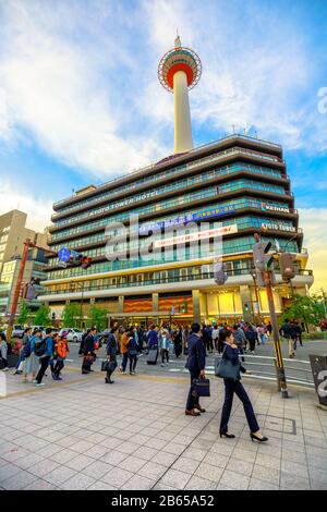 Kyoto, Japan - 27. April 2017: Menschen und Pendler verlassen die Kyoto-Station auf der seite von karasuma. Im Hintergrund das Kyoto Tower Hotel Gebäude mit Aussichtsplattform Stockfoto