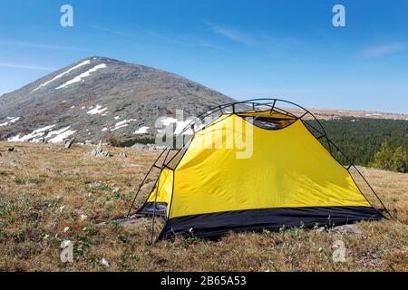 Camping mit gelbem Zelt an einem sonnigen Tag Stockfoto