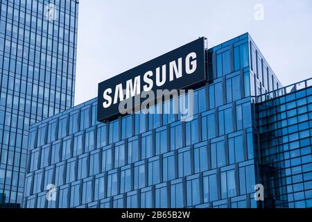 Samsung-Schild, LED-Außenanzeige im Hauptgebäude in Mailand, Italien. Die Samsung Group ist eines der größten Elektronikunternehmen der Welt. Stockfoto