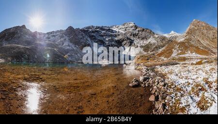 Bergsee in Arkhyz, die frühen Herbstfröste Stockfoto