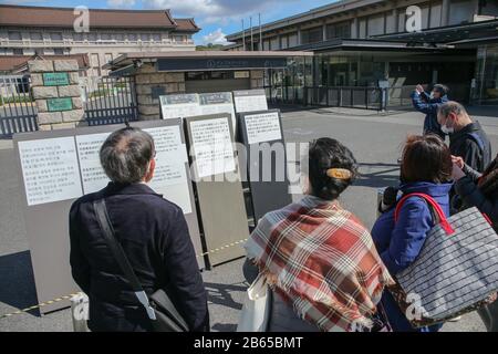 Hinweise zur vorübergehenden Schließung sind vor dem Tokyo National Museum in Tokio, Japan am 27. Februar 2020 zu sehen. Das Nationalmuseum Tokio ist vom 27. Februar bis 16. März als Maßnahme gegen die weitere Ausbreitung des Coronavirus geschlossen. (Foto von AFLO) Stockfoto