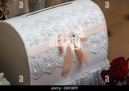 Eleganter Hochzeitskasten Mit Schleife Stockfoto