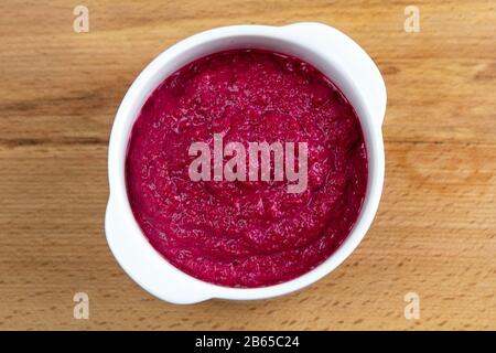 Köstlicher gesunder Rote-Bete-Salat auf Holzgrund. Diät-Konzept Stockfoto