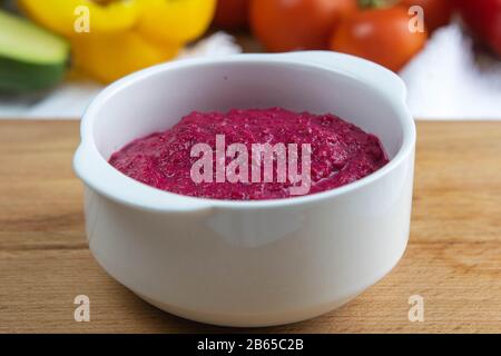 Köstlicher gesunder Rote-Bete-Salat auf Holzgrund. Diät-Konzept Stockfoto