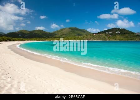 Helle, malerische, leere Aussicht auf den breiten, geschwungenen karibischen Strand in Long Bay, Beef Island, Tortola, British Virgin Islands Stockfoto