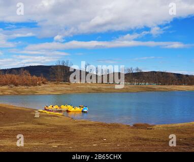 Teilweise Blick auf den Plastiras-See oder den Tavropos-Stausee an einem bewölkten Tag im Frühjahr. Stockfoto