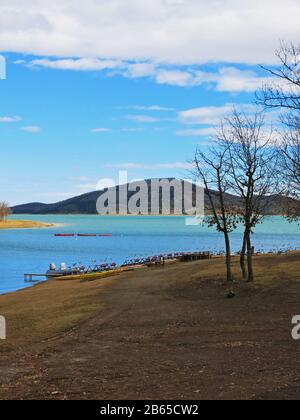 Teilweise Blick auf den Plastiras-See oder den Tavropos-Stausee an einem bewölkten Tag im Frühjahr. Stockfoto