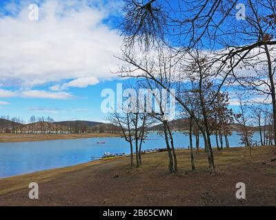 Teilweise Blick auf den Plastiras-See oder den Tavropos-Stausee an einem bewölkten Tag im Frühjahr. Stockfoto