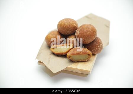 Draufsicht Bild der koreanischen traditionellen Glutinösen Rice Ball Donuts auf einer Holzplatte. Chapssal Donuts auf weißem Hintergrund. Stockfoto