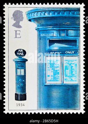 Briefmarke. Großbritannien. Königin Elizabeth II 150-Jähriges Jubiläum der Ersten Säulenbox. Air Mail Box 1934. E. 2002. Stockfoto