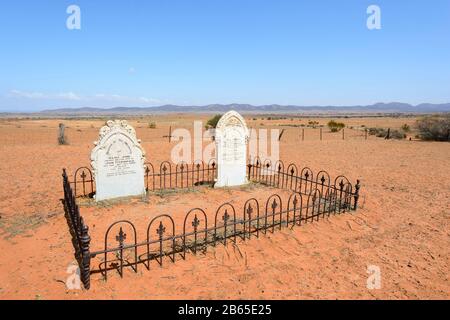 Bush-Gräber auf dem Pionierfriedhof von Wilson, der im Jahr 1881 eingerichtet wurde, Flinders Ranges, South Australia, SA, Australien Stockfoto