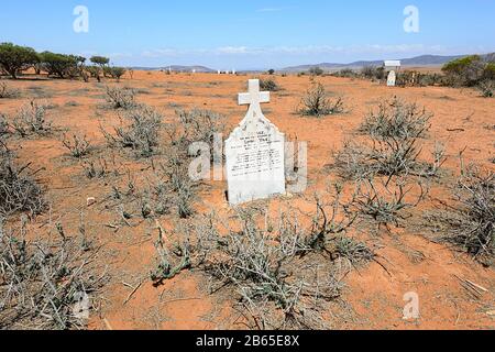 Bush-Gräber auf dem Pionierfriedhof von Wilson, der im Jahr 1881 eingerichtet wurde, Flinders Ranges, South Australia, SA, Australien Stockfoto