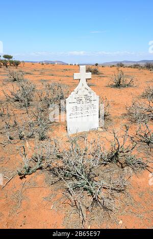 Bush-Gräber auf dem Pionierfriedhof von Wilson, der im Jahr 1881 eingerichtet wurde, Flinders Ranges, South Australia, SA, Australien Stockfoto