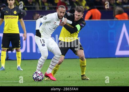 Dortmund, Deutschland. Februar 2020. Firo: 18.02.2020 Fußball, 2019/2020 Champions League: Runde des 16. Erstliga-BVB Borussia Dortmund. - Paris St. Germain duelliert Neymar gegen Lukasz Piszczek - Nutzung weltweit Credit: Dpa / Alamy Live News Stockfoto