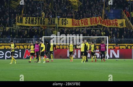 Dortmund, Deutschland. Nov. 2017. Firo: 21.11.2017 Fußball, Saison 2012 / 2018 Champions League: BVB Borussia Dortmund - Tottenham Hotspur enttäuschte Enttäuschung BVB-Spieler vor Fans mit Plakat Derbysieg Nutzung weltweit Credit: Dpa / Alamy Live News Stockfoto