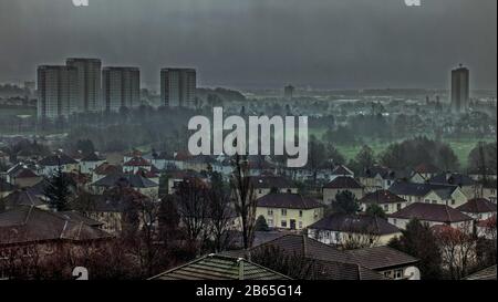 Glasgow, Schottland, Großbritannien, 10. März 2020: Großbritannien Wetter: Stürmischer Regen und dunkle Wolke über dem Westende der Stadt mit der Gefahr von Überschwemmungen. Copywrite Gerard Ferry/Alamy Live News Stockfoto