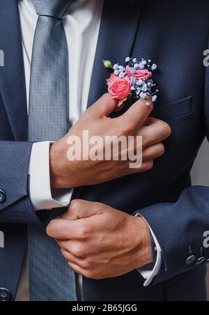 Bräutigam Boutonniere passt seine Hand in einer Jackentasche Stockfoto