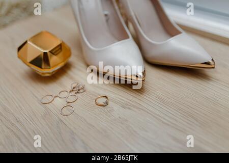 Hochzeit brautzubehör Schuhe, Schmuck, Parfümflasche, Hochzeitsringe mit Kopierraum Stockfoto