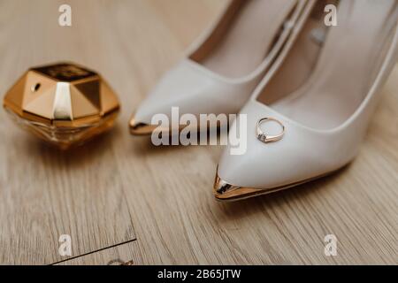 Hochzeit brautzubehör Schuhe, Schmuck, Parfümflasche, Hochzeitsringe mit Kopierraum Stockfoto