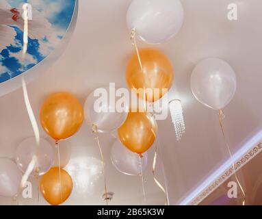 Bunte Luftballons, die an der Decke einer Party schweben Stockfoto