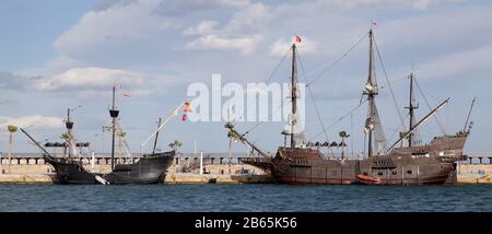 Nachbildung der spanischen Galeonen NAO Victoria und El Galeon Andalusien aus dem 16. Jahrhundert. El Galeón. Stockfoto