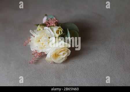 Schöne Boutonniere aus der weißen Rose Stockfoto