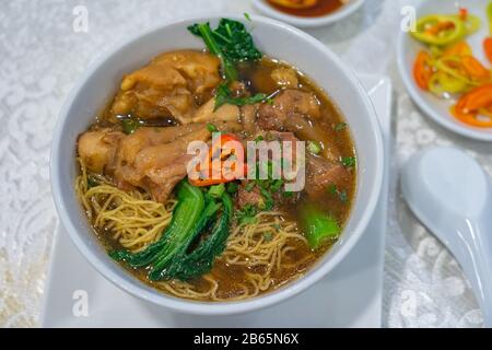 Schüssel mit köstlichen, im chinesischen Stil geschmorten Rinderfilets Stockfoto