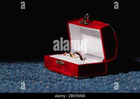 Zwei Hochzeitsringe in nettem roten Kasten Stockfoto