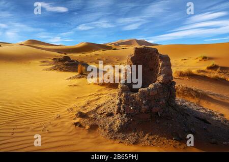 Altwasserbrunnen in der sahara-wüste Stockfoto