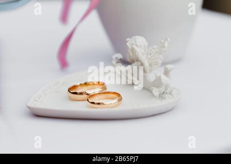 Hochzeitstabelle mit Pen-, Bride- und Bräuringen Stockfoto
