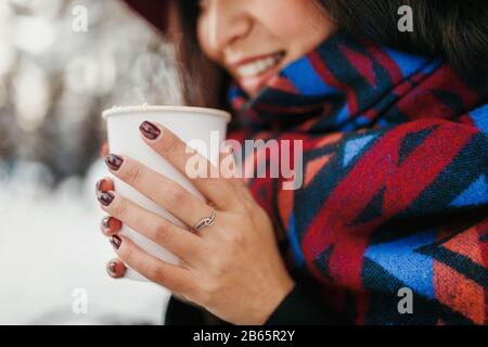 Frau mit einer Tasse Tee oder Kaffee im Winterpark Stockfoto