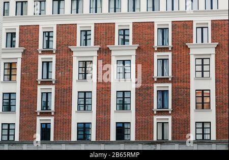 Administratives Geschäftsgebäude. Ziegelbau mit Fenstern im modernen klassischen Baustil Stockfoto