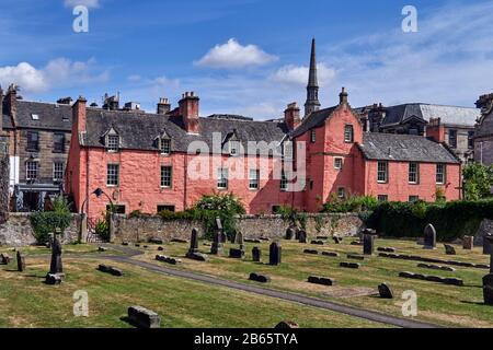 UK, Abbot House ist ein Kulturzentrum auf der Maygate in Dunfermline, Fife, Schottland. Sie liegt im Schatten der großen Abteikirche von Dunfermline. Das Gebäude befindet sich in einem Gebäude aus dem 16. Jahrhundert als ältestes überlebendes Gebäude in Dunfermline und als Überlebender des großen Feuers von Dunfermline im Jahr 1624[7] und ist ein Hinweis auf die sich wandelnden Stile der schottischen Architektur vom 16. Bis zum 20. Jahrhundert. Stockfoto