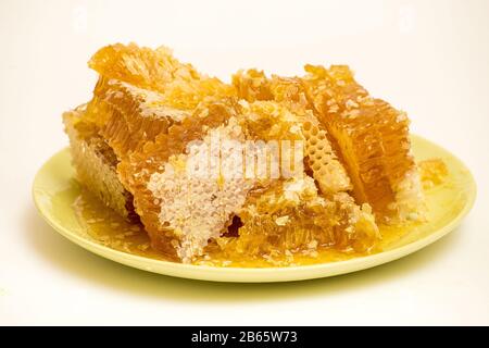 Viele Honeycomb auf einer Platte, die auf weißem Hintergrund isoliert ist. Stockfoto