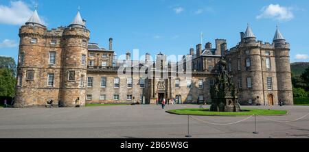 Der Vorplatz und die Fassade des Königlichen Palastes von Holyroodhouse im schottischen Holyrood Stockfoto