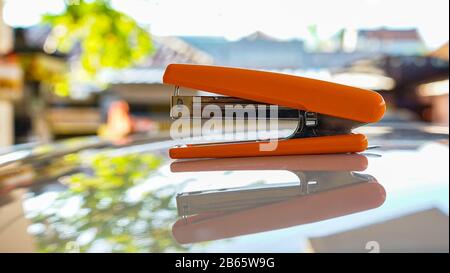 Nahaufnahme des orangefarbenen Hefters auf dem Tisch Stockfoto