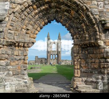 Blick auf die Ruinen des Ostgiebels der St Andrews Cathedral durch die Westtür Stockfoto