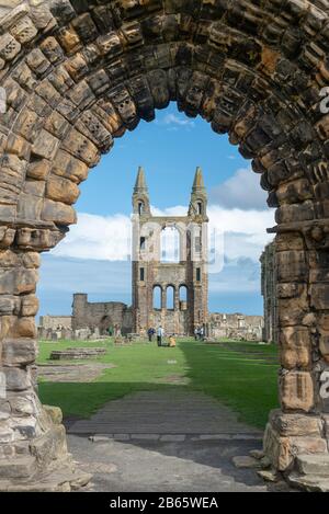 Blick auf die Ruinen des Ostgiebels der St Andrews Cathedral durch die Westtür Stockfoto